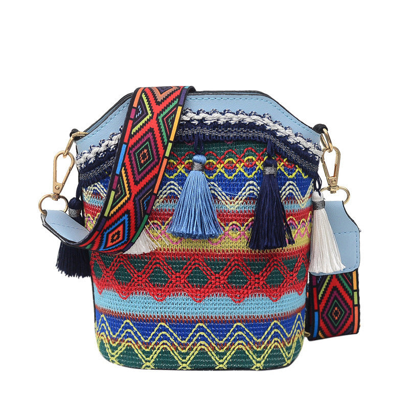 Borsa a tracolla bohemien con nappine ricamate