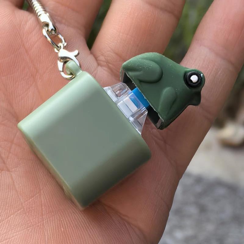 ⌨️🐸 תנו לכיף להשתולל! צעצוע מחזיק המפתחות "Click 'n Croak" – האות הסודי שלכם להרפתקה! 🐸⌨️