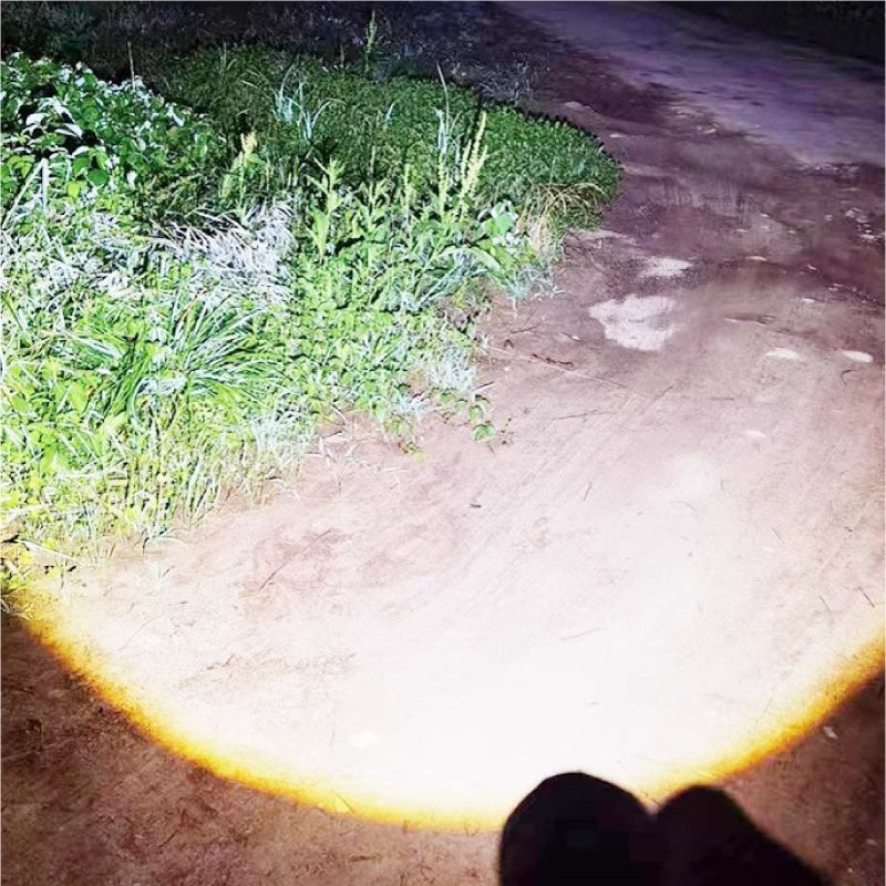 🔦Torcia LED multifunzione laser bianca✨Fascio luminoso fino a 500m, messa a fuoco regolabile. 4 modalità luce, martelletto frangivetro e tagliacinture integrati, ricarica USB per telefono. Impermeabile, lega di alluminio, ideale per campeggio e emergenze✅