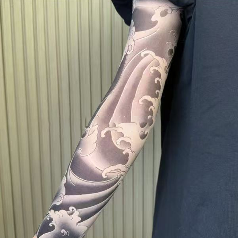 Manicotti Ultra Sottili con Protezione Solare e Stampa Effetto Tatuaggio