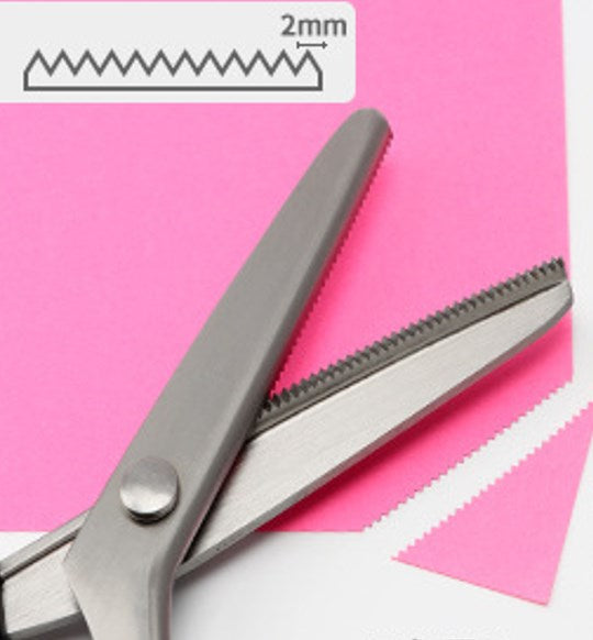 ✂️🧵 Forbici a bordo zig-zag in acciaio inossidabile – Impugnatura ergonomica, anti-sfilacciamento, taglia tessuto, carta e cuoio con una finitura pulita, il coltellino svizzero dei lavori creativi 🌸🎨