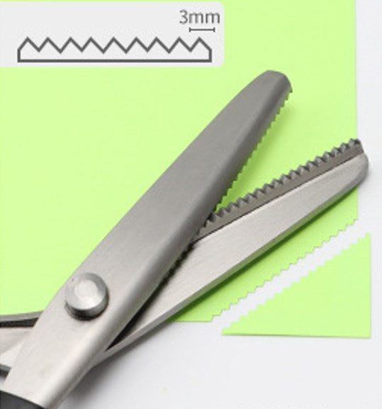 ✂️🧵 Forbici a bordo zig-zag in acciaio inossidabile – Impugnatura ergonomica, anti-sfilacciamento, taglia tessuto, carta e cuoio con una finitura pulita, il coltellino svizzero dei lavori creativi 🌸🎨