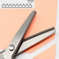 ✂️🧵 Forbici a bordo zig-zag in acciaio inossidabile – Impugnatura ergonomica, anti-sfilacciamento, taglia tessuto, carta e cuoio con una finitura pulita, il coltellino svizzero dei lavori creativi 🌸🎨