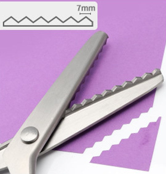 ✂️🧵 Forbici a bordo zig-zag in acciaio inossidabile – Impugnatura ergonomica, anti-sfilacciamento, taglia tessuto, carta e cuoio con una finitura pulita, il coltellino svizzero dei lavori creativi 🌸🎨