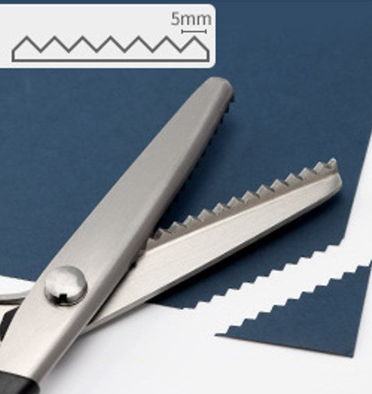 ✂️🧵 Forbici a bordo zig-zag in acciaio inossidabile – Impugnatura ergonomica, anti-sfilacciamento, taglia tessuto, carta e cuoio con una finitura pulita, il coltellino svizzero dei lavori creativi 🌸🎨