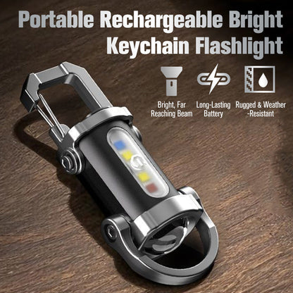 🥳2026 BESTSELLER✨OLTRE 50.000 VENDUTI! 🔦 Torcia portachiavi LED+COB con 7 modalità luminose. Ultra leggera, solo 29g, da agganciare a chiavi o giacca. Pratica per passeggiate, emergenze, riparazioni. Compatta e resistente, non rimarrai mai al buio.