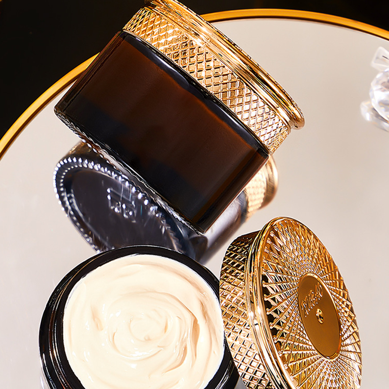 🥳2026 BESTSELLER✨OLTRE 50.000 PEZZI VENDUTI!🌿Crema illuminante multifunzionale con estratti botanici💧Idrata a lungo, uniforma l’incarnato spento, minimizza pori e imperfezioni. Texture leggera e traspirante, finish radioso🌟adatta a tutti i tipi di pelle🧴