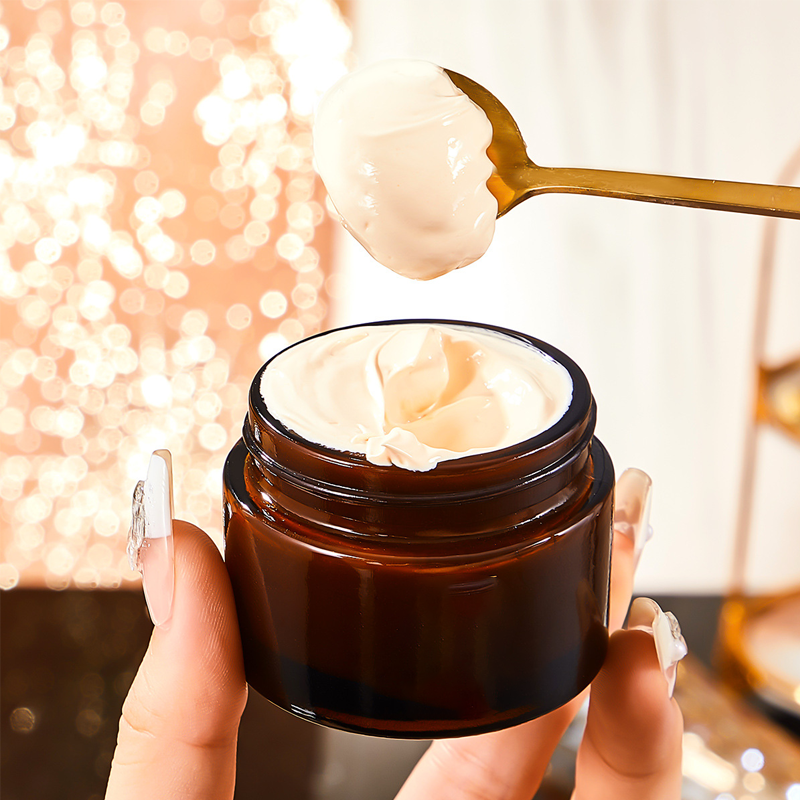 🥳2026 BESTSELLER✨OLTRE 50.000 PEZZI VENDUTI!🌿Crema illuminante multifunzionale con estratti botanici💧Idrata a lungo, uniforma l’incarnato spento, minimizza pori e imperfezioni. Texture leggera e traspirante, finish radioso🌟adatta a tutti i tipi di pelle🧴