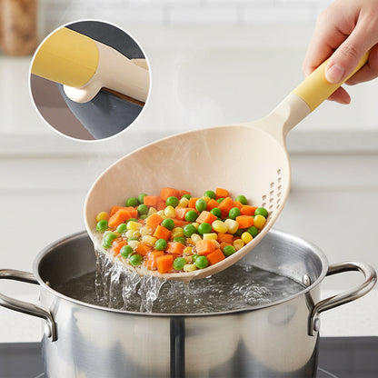 🥄 COMPRA 2 E RICEVI 3! ✨ CUCCHIAIO DA SERVIRE 2 IN 1 - Grande capacità con colino integrato, silicone resistente al calore per cucinare e servire, lavabile in lavastoviglie 🍝🔍