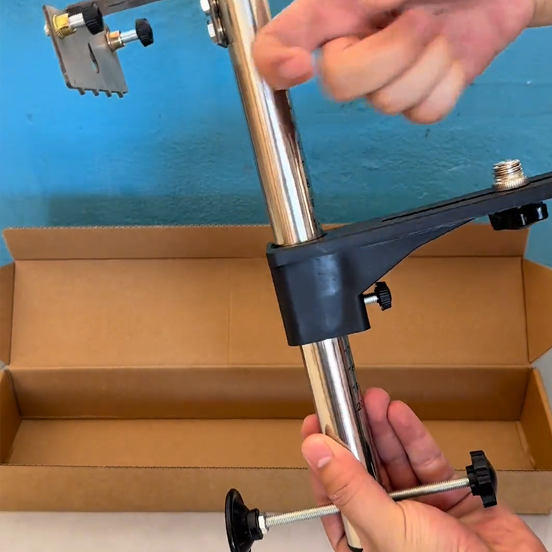 Staffa di montaggio a parete regolabile per livella laser