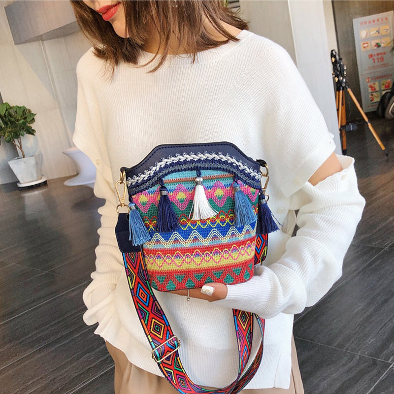 Borsa a tracolla bohemien con nappine ricamate