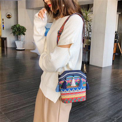 Borsa a tracolla bohemien con nappine ricamate