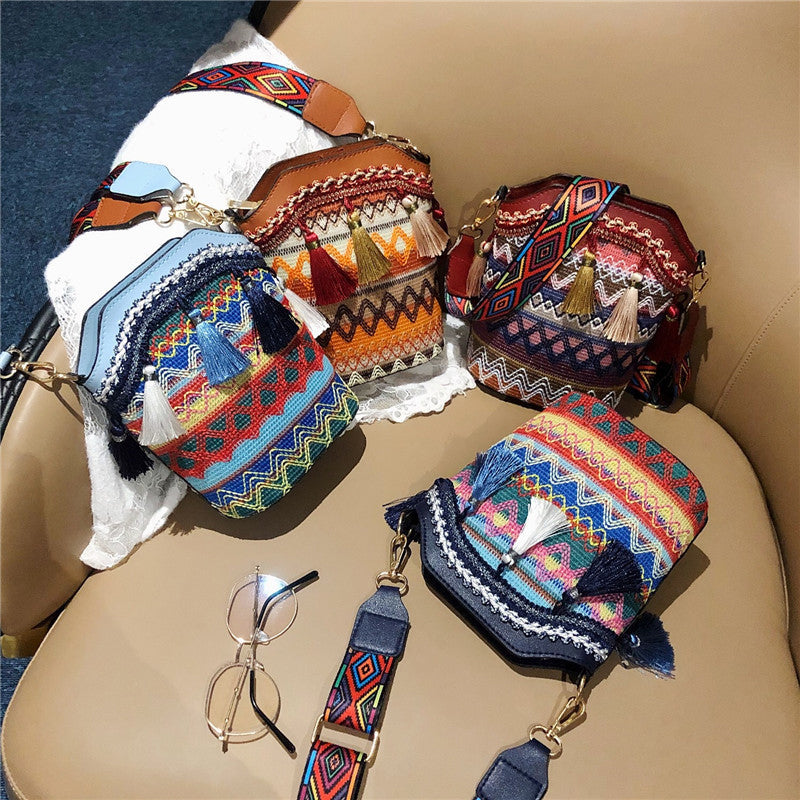 Borsa a tracolla bohemien con nappine ricamate