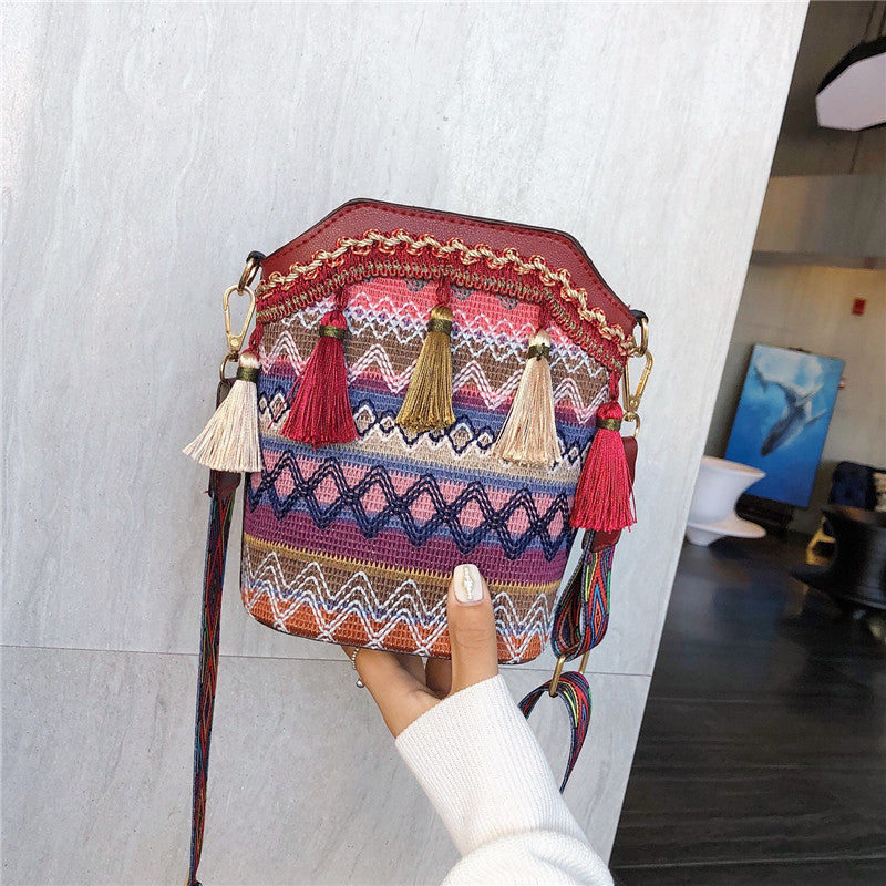 Borsa a tracolla bohemien con nappine ricamate