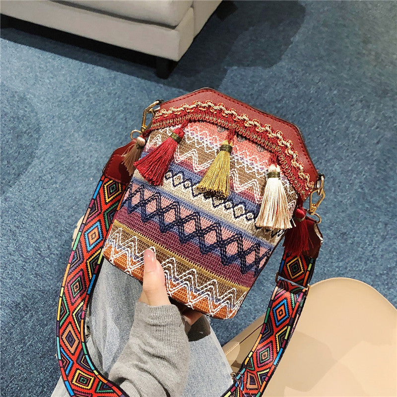 Borsa a tracolla bohemien con nappine ricamate