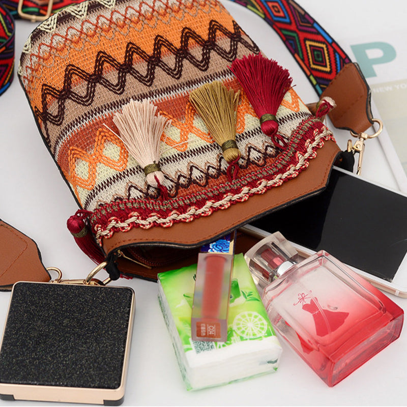 Borsa a tracolla bohemien con nappine ricamate