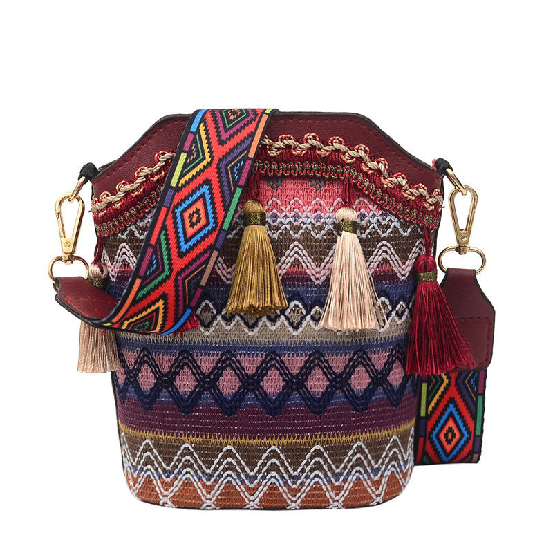 Borsa a tracolla bohemien con nappine ricamate