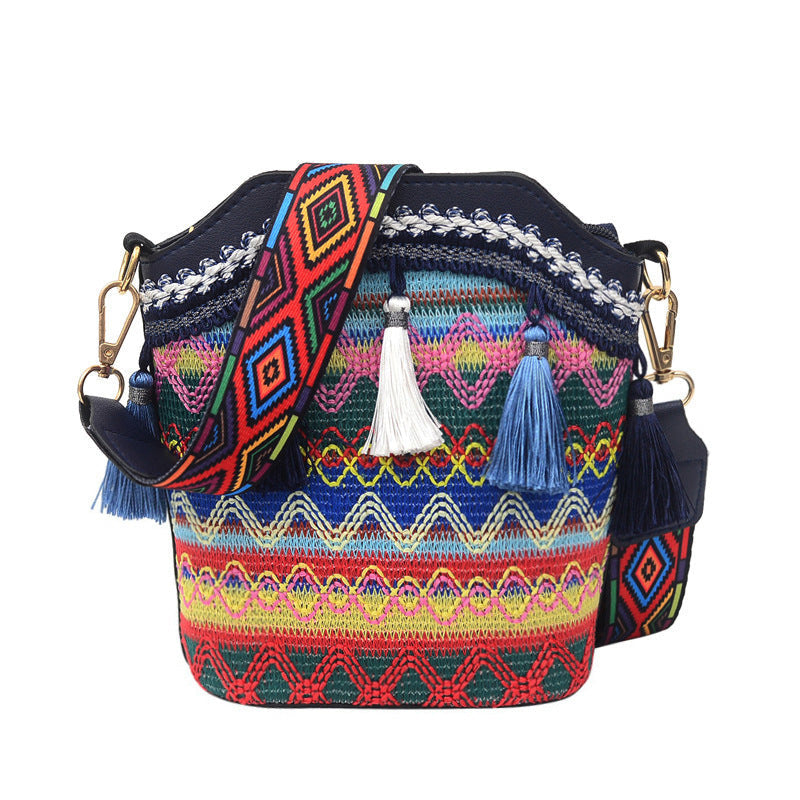 Borsa a tracolla bohemien con nappine ricamate