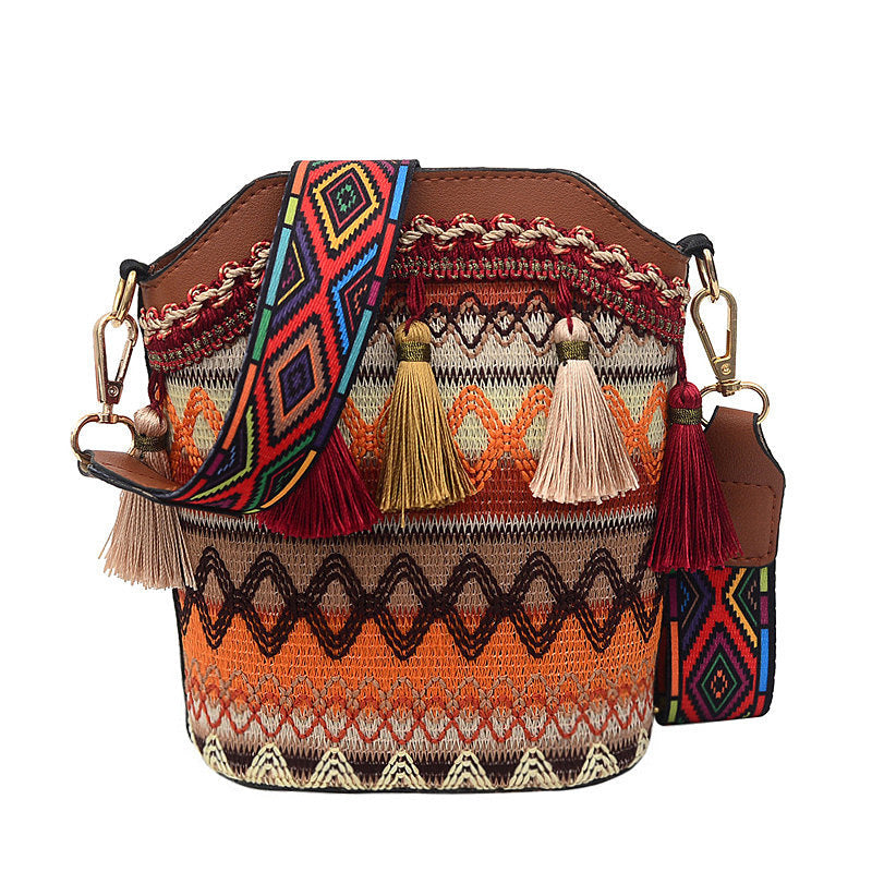 Borsa a tracolla bohemien con nappine ricamate