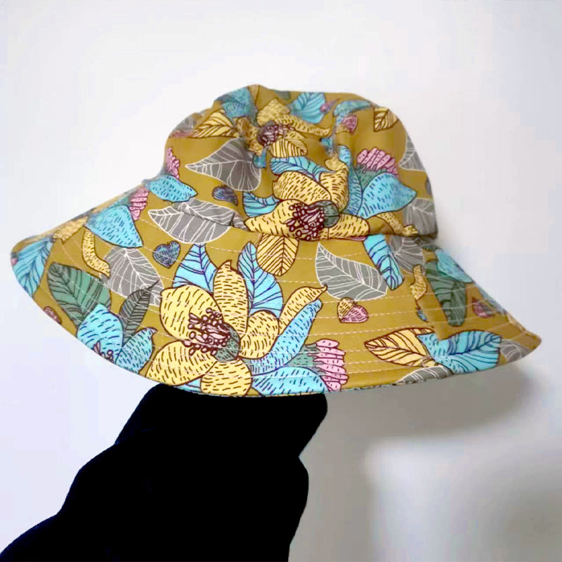 Cappello da sole a tesa larga con stampa floreale e maschera integrata