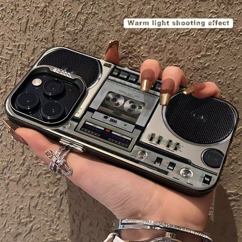 Custodia per cellulare con design a boombox retrò e lettore di cassette