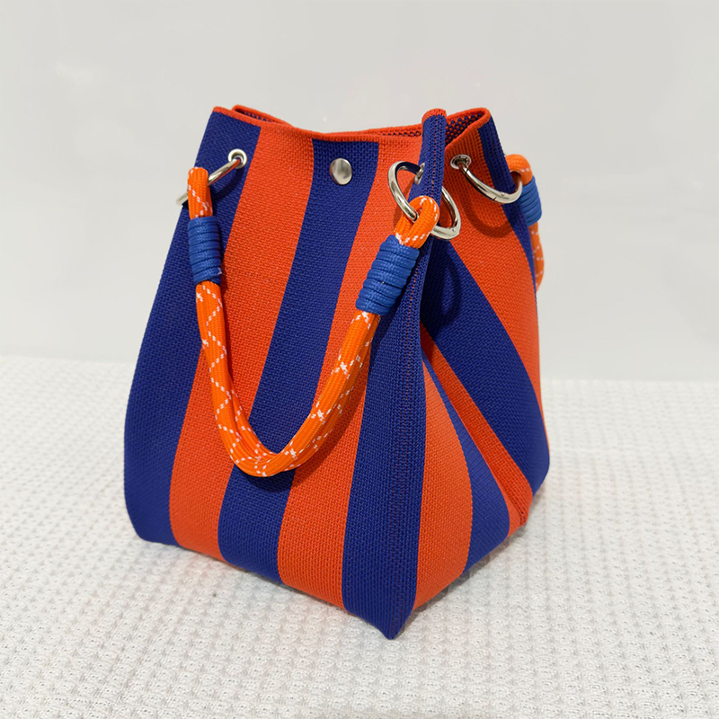 Borsa a secchiello in maglia a righe