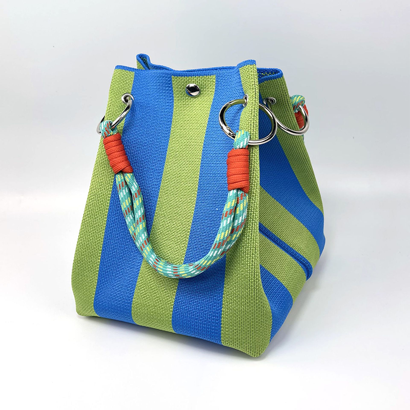 Borsa a secchiello in maglia a righe