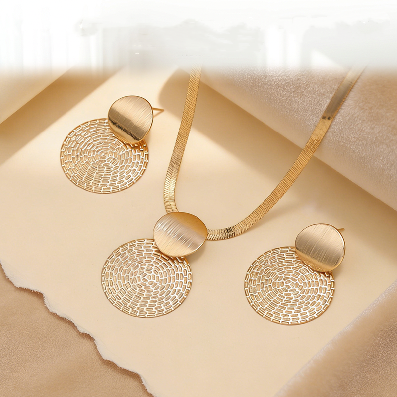 🎁Novità 2026: Sconto del 60%💥 Set collana e orecchini Modern Chic – Finitura oro, design geometrico e leggerezza – perfetto per un tocco di eleganza quotidiana o come regalo – include pezzi coordinati per un look raffinato 💫