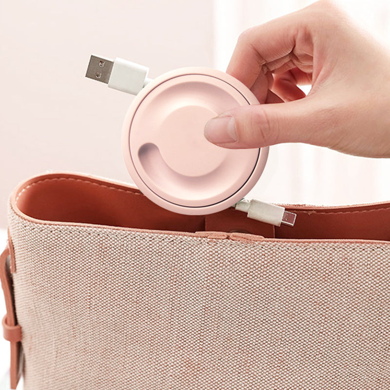 🔌 Quel groviglio di cavi nella tua borsa? Sparito. Organizer per cavi retrattile — tira, blocca e avvolgi. 😌