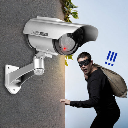 🥳2026 NUOVO ARRIVO🥳💞50K+ VENDUTI!🔥50% DI SCONTO! ☀️📹 Telecamera Finta da Esterno a Energia Solare con LED Lampeggiante — Design realistico, pannello solare auto‑ricaricabile, LED lampeggiante dissuade i malintenzionati, nessun cablaggio necessario ✨