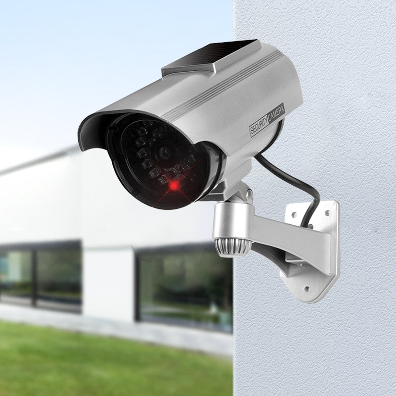 🥳2026 NUOVO ARRIVO🥳💞50K+ VENDUTI!🔥50% DI SCONTO! ☀️📹 Telecamera Finta da Esterno a Energia Solare con LED Lampeggiante — Design realistico, pannello solare auto‑ricaricabile, LED lampeggiante dissuade i malintenzionati, nessun cablaggio necessario ✨
