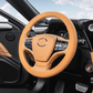 🥳2026 BESTSELLER✨Coprivolante in silicone liquido universale, per volanti 35-38cm. Superficie antiscivolo, protegge le mani dal caldo estivo e dal freddo invernale. Facile da installare e pulire, rinnova subito l'interno dell'auto per una guida sicura🚗